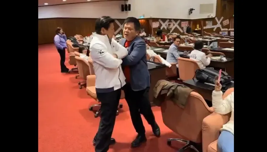影/莊瑞雄疑被罵「雜碎」　推擠傅崐萁噴：你甲我譙按怎？