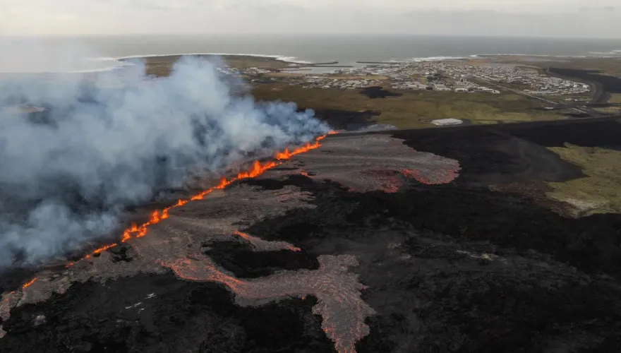 影/冰島火山爆發！附近漁村居民撤離　震撼空拍畫面曝