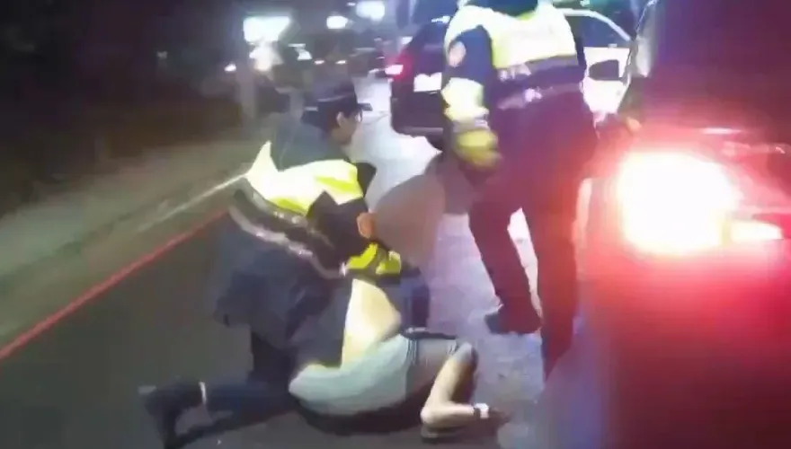 影/汐止毒鴛鴦「狠撞警車」！遭搜出喪屍菸彈、武士刀