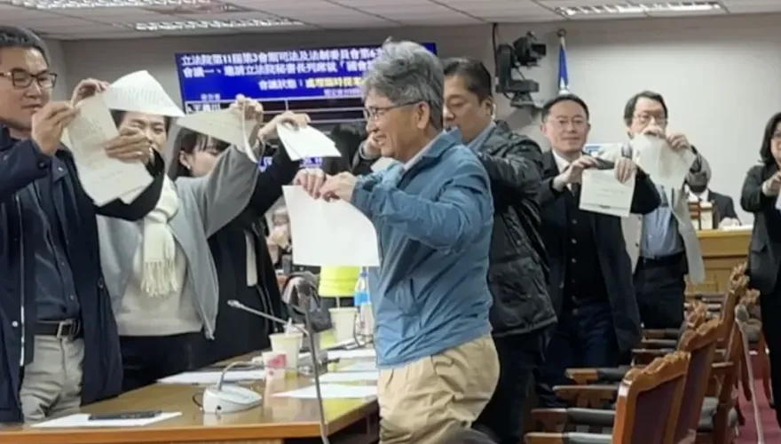 不滿周萬來請假！王義川一聲令下　綠委手撕韓國瑜聲明