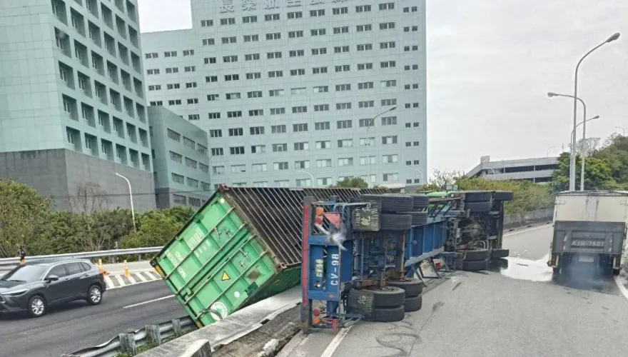 影/長榮航訓練中心前嚴重車禍！同集團貨櫃車彎道翻覆