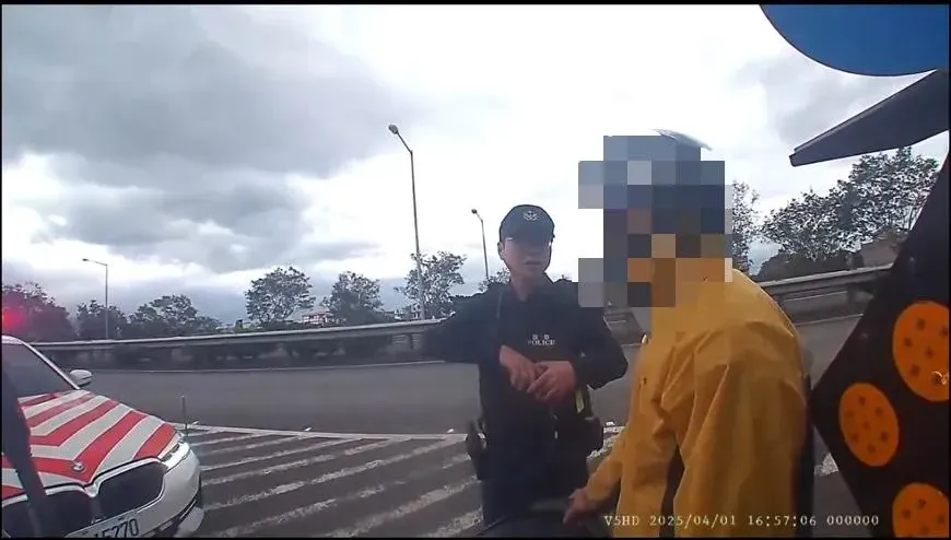 影/國5玩命瞬間！逃逸移工逆向騎機車衝路肩「根本沒駕照」