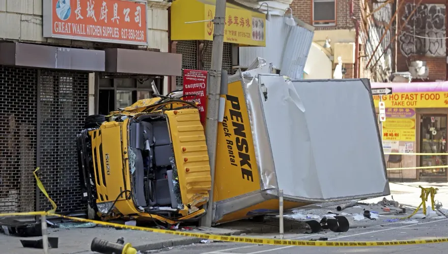 影/美也有失控貨車！衝上人行道「吃拉麵客人衰掛彩」釀6傷