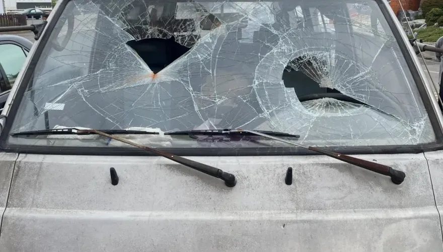 台南職場糾紛釀衝突！員工持磚頭怒砸雇主車洩憤