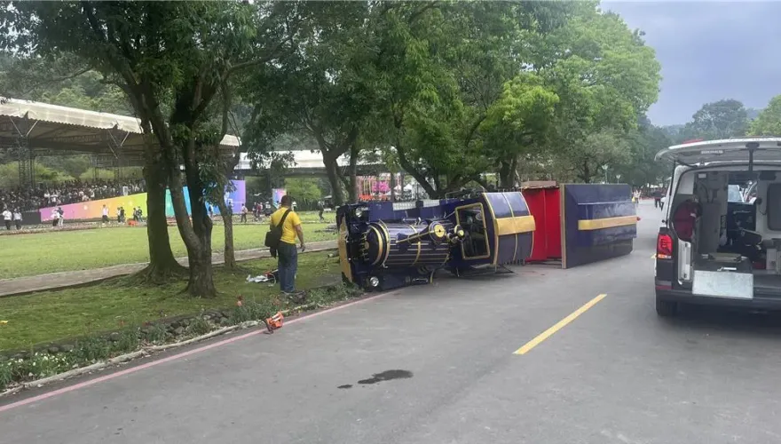 影/園區比馬路危險！綠博小火車傾斜奪老翁命　救援畫面曝