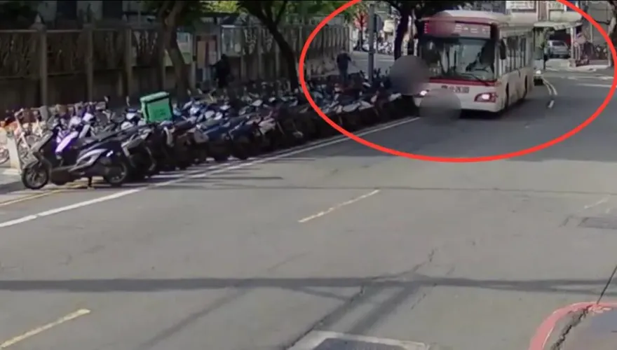 影/公車掃倒路邊整排機車　司機下車扶正竟駛離現場