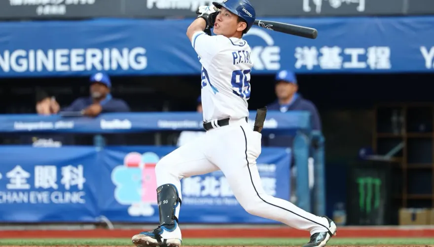 張育成落枕未先發　戴培峰生涯首度代班打4棒