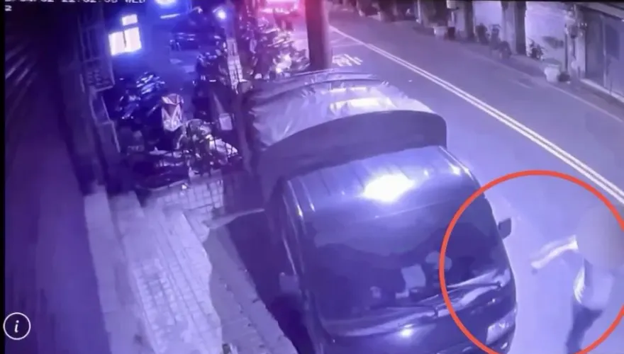 影/新北莽男與女友吵架　酒後抓狂亂砸路邊貨車