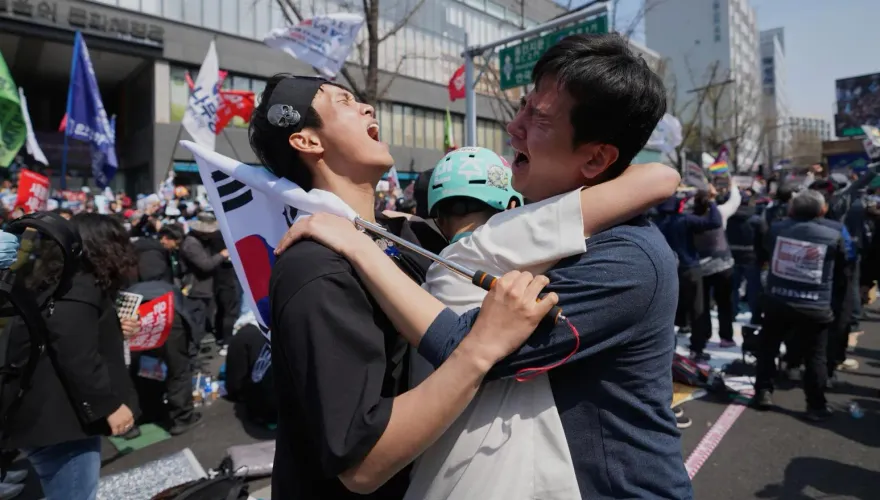 尹錫悅彈劾下台…韓媒：兩派互嗆「白癡」　社會對立難解