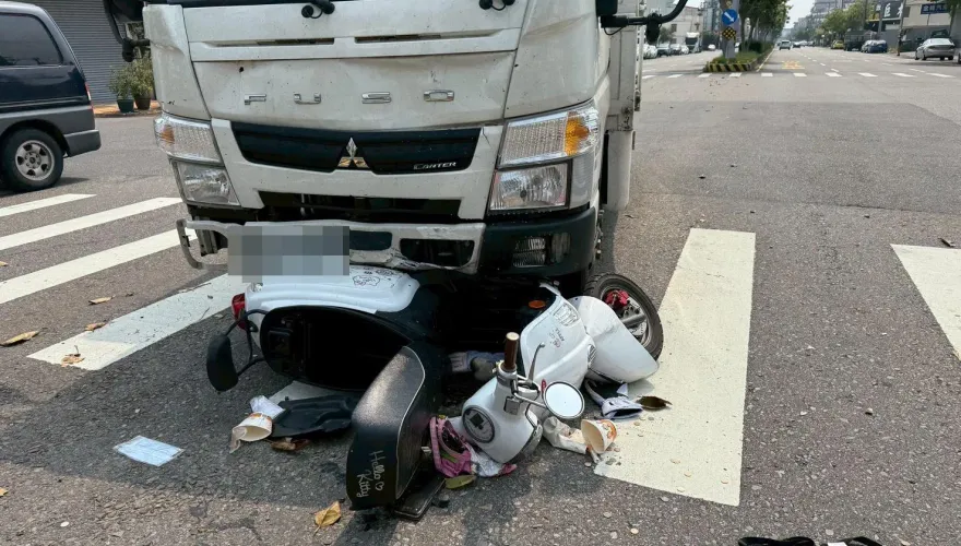 影/15秒奪命片　台中貨車「不甩紅燈」猛撞女騎士亡