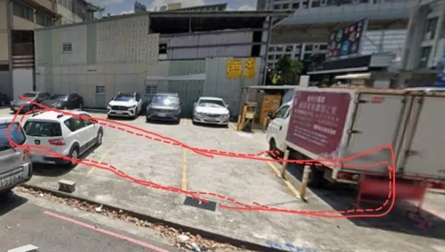 泊車場停車格內被開單！台中警：車尾在人行道上