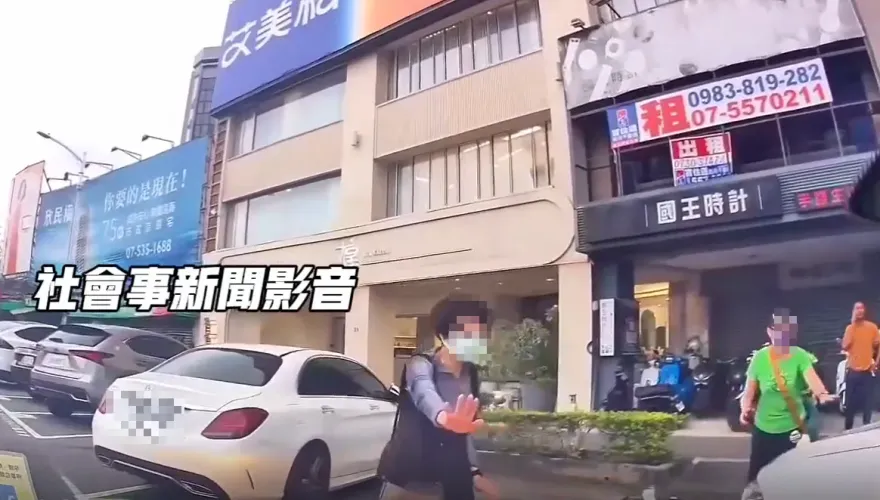 嬤「人肉佔位」不給停！同夥暴衝硬切入　神合作畫面曝光