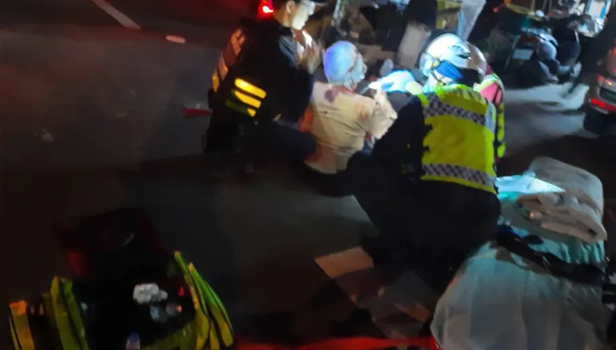 苗栗逆子衝馬路遭勸阻　竟持大石塊狠砸雙親濺血