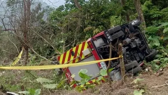 影/上山救援火燒車！　嘉義縣消防車回程過彎失控翻覆