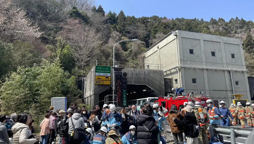 影/直擊！遊覽車富士山行程追撞47人傷！台灣旅客苦等5小時凍僵