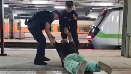 影/清明連假抓交替？台鐵上演驚悚攀車廂落軌案　鐵路警急拉起男子