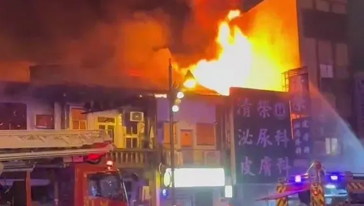 影/台中台灣大道「民宅大火」！整棟狂燃燒光　驚駭畫面直擊
