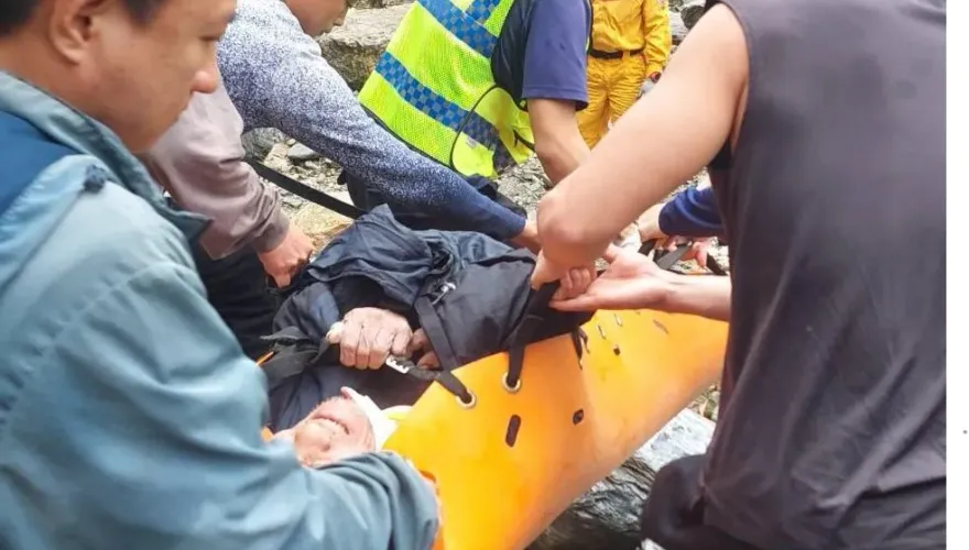 花蓮驚悚意外！男「連人帶車」摔下產業道路旁山谷