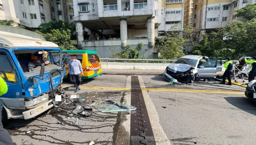 影/基隆休旅車對撞貨車「車頭皆全毀」　2駕駛送醫