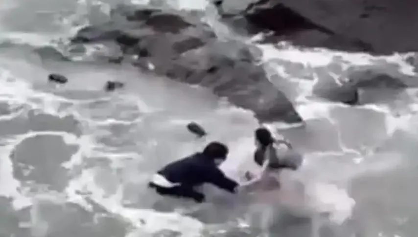 影/想當網美險變亡魂！陸情侶礁石拍照遭浪捲走　驚險現場曝