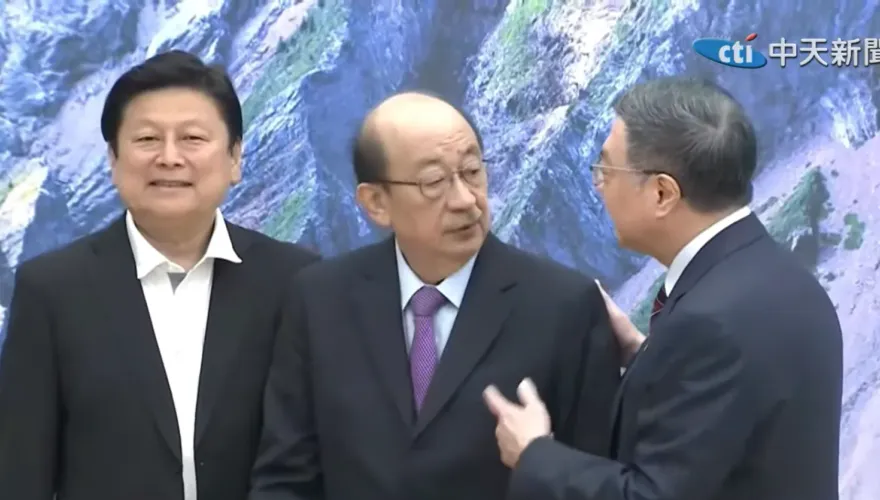 影/不讓傅崐萁坐卓榮泰旁邊！柯建銘大鬧影片曝..跳針「事關國家尊嚴」