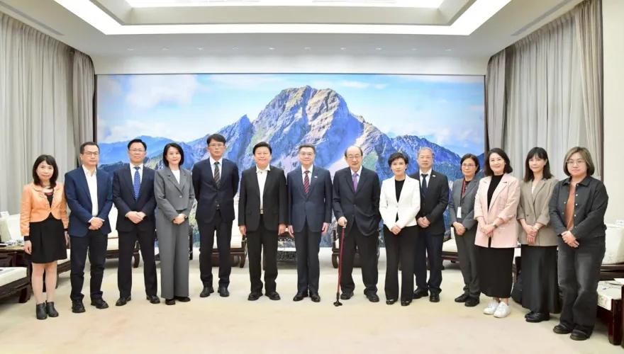卓榮泰獲贈對聯「美國高關稅，台灣高官睡，騙你安心睡！」