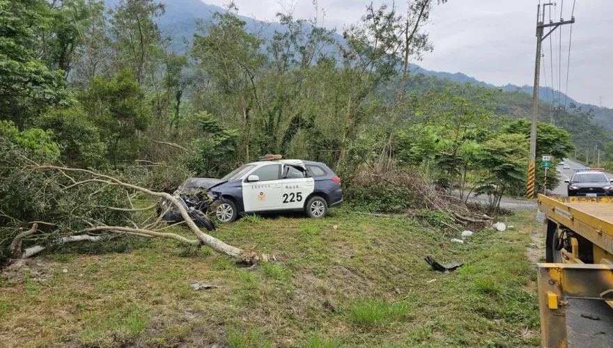 疑閃野狗失控！關山警駕車出勤側翻衝山坡　送醫幸無礙