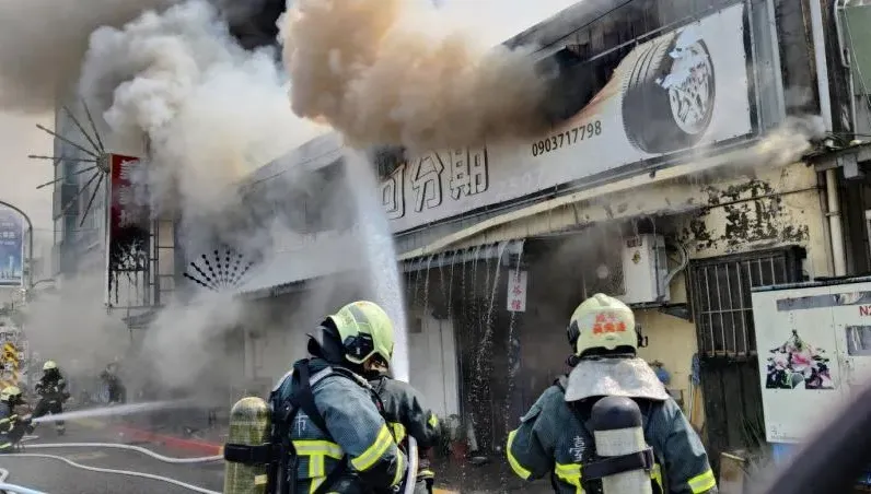 影/北市大同區嚴重火警！「清茶館快燒光」1女灼傷