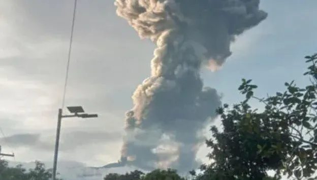 影/火山灰高達4千公尺！菲國火山爆發　當局暫不調升警戒級別
