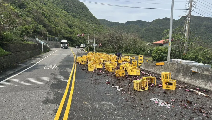 股災期間又有「酒災」！台2線驚見全碎畫面