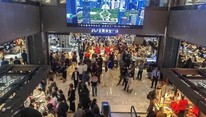川普關稅衝擊！全球金價下跌　陸大批民眾趁機搶購金飾
