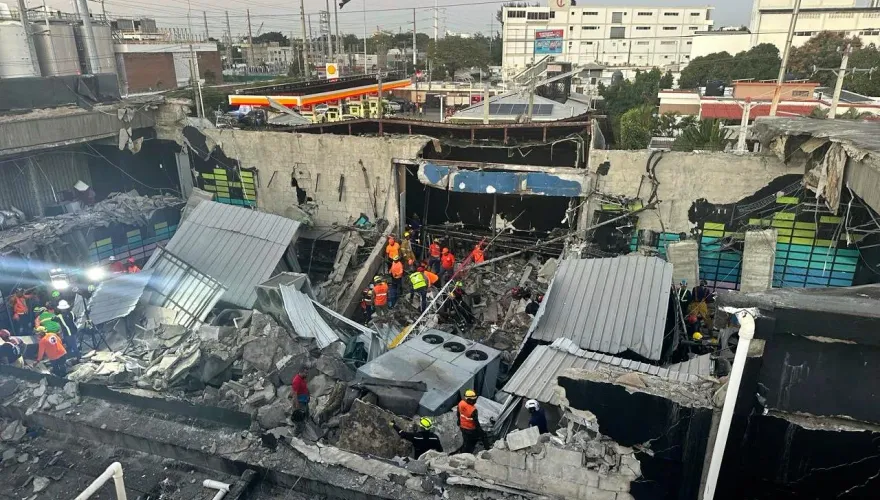 影/多明尼加爆夜店屋頂坍塌！釀18死120傷　搜救人員挖廢墟搶命