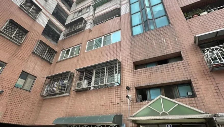 高雄楠梓大樓一大早傳火警！　勇消衝火場救出一對夫妻