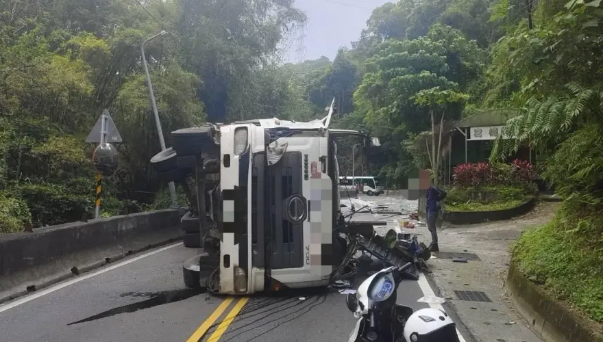 影/新莊大貨車翻覆百片鋼板噴出　駕駛受傷緊急送醫