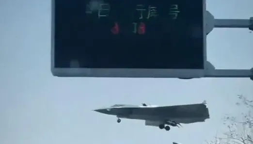 影/離地僅20米！陸殲-36超低空飛越馬路　料離量產服役不遠