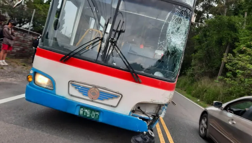 影/通霄大巴對決油罐車！司機眼角掛彩見血　16乘客驚嚇