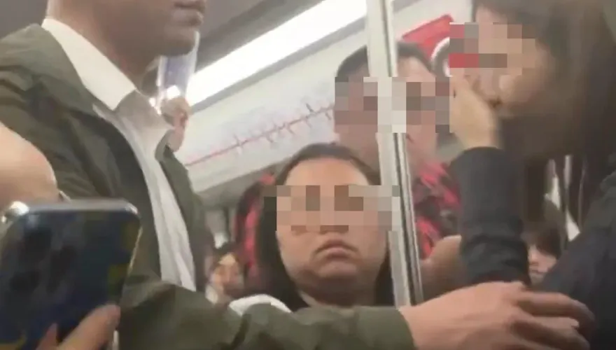 當眾脫褲！上海電車痴漢留「白色證據」　女崩潰：我褲子都是