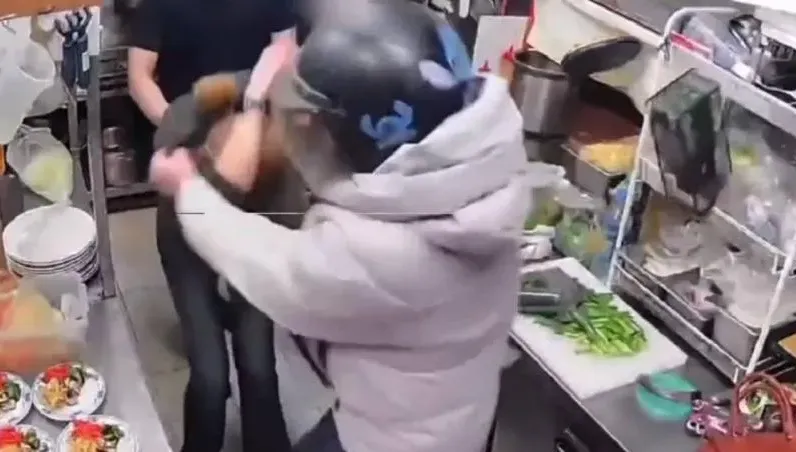 哈菸遭攔不爽！火爆員工猛毆60歲女店長「拳拳打頭」