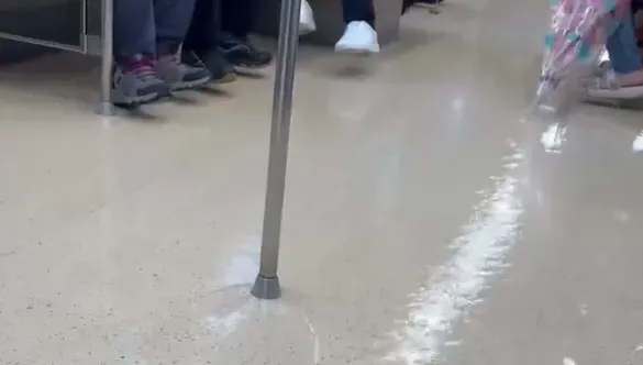 雨彈狂灌車廂！北捷淡水線「淹成滑水道」誇張畫面曝光