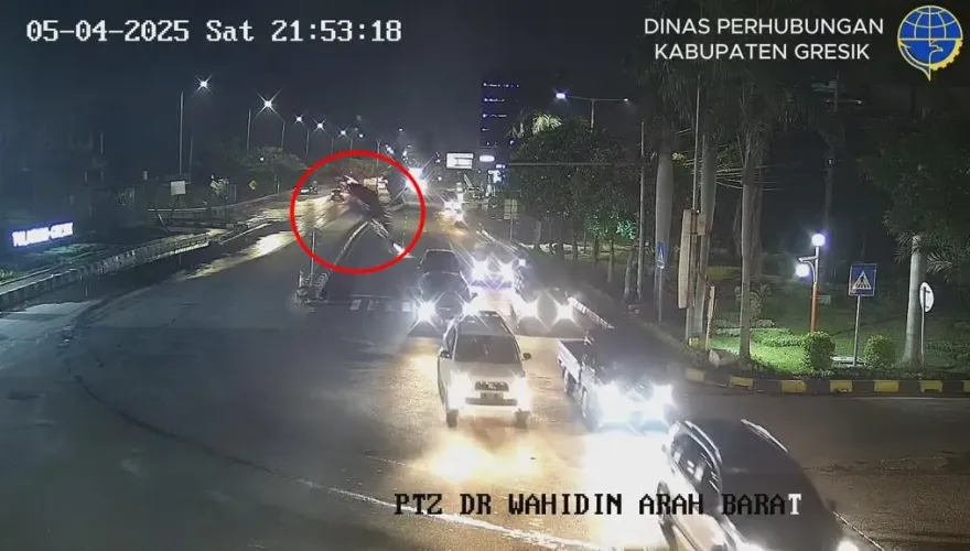 影/驚！印尼轎車「炮彈式」飛出　因導航誤闖興建中高架橋