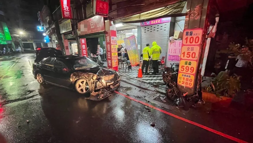 影/基隆路口大甩尾撞3車1人！原來又是「喪屍」毒駕