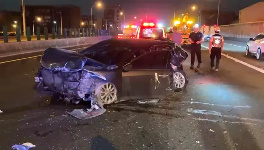 國1驚險追撞翻車事故！　雙方駕駛送醫無生命危險