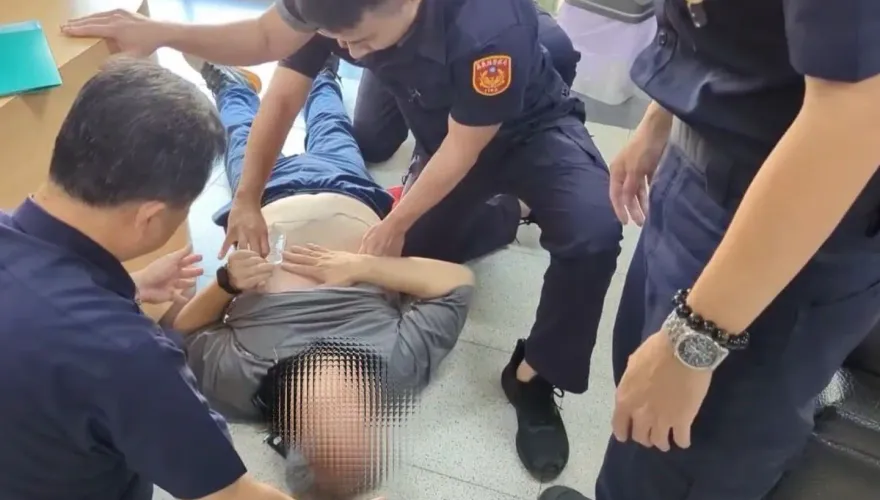 影/嘉義男派出所洽公倒地命危！機智警用AED電擊成功救回