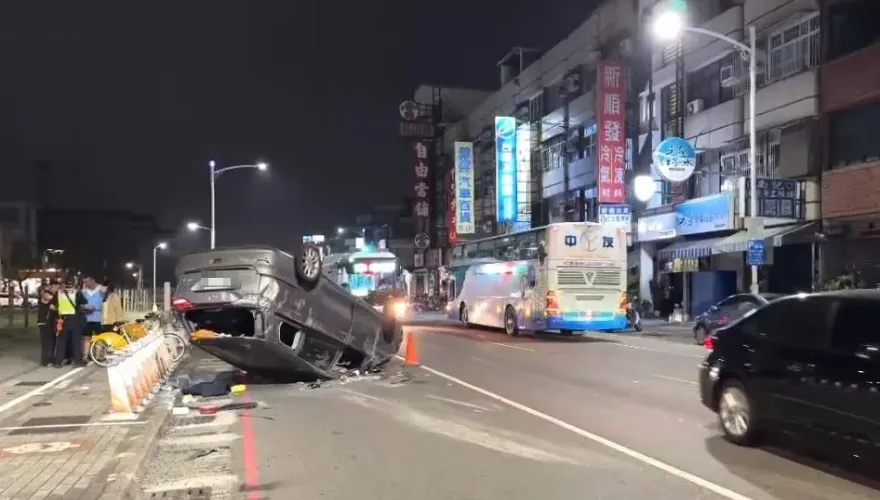 影/起步沒禮讓！高雄廂型車遭撞「四輪朝天」畫面曝