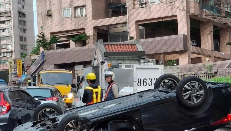 基隆暗夜蹦一聲巨響！3車追撞嚴重車禍　1人送醫不治