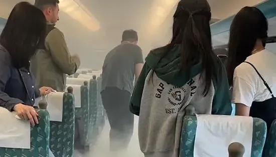 影/高鐵乘客背包「行動電源起火」　車廂煙霧瀰漫畫面曝