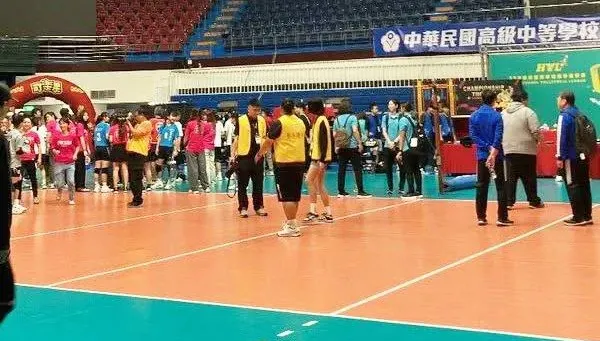 扯爆！高中排球聯賽驚傳「場地塌陷」決賽喊停被罵翻