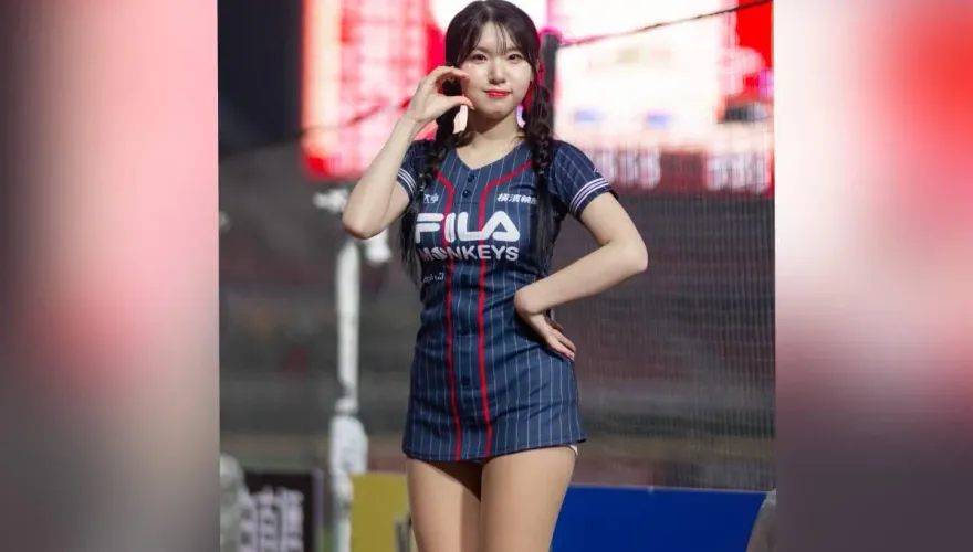 廉世彬樂天女孩初登場！熱情粉絲送「烤全雞」嚇一跳