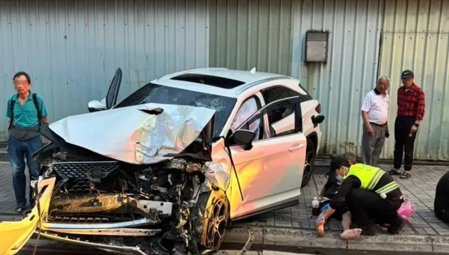 影/直擊！新北自小客「詭橫飄」撞擊遊覽車　3人一度受困