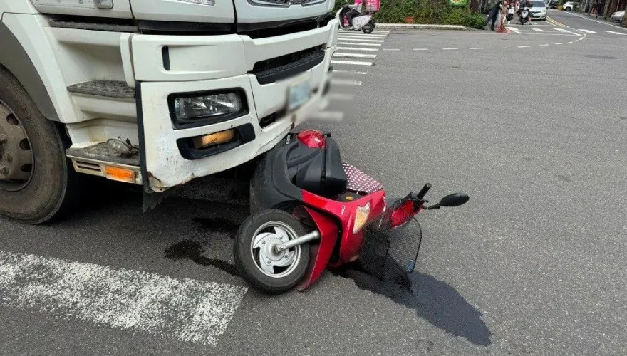影/女騎士綠燈起步遭預拌車輾！平鎮7旬婦「左腳粉碎骨折」
